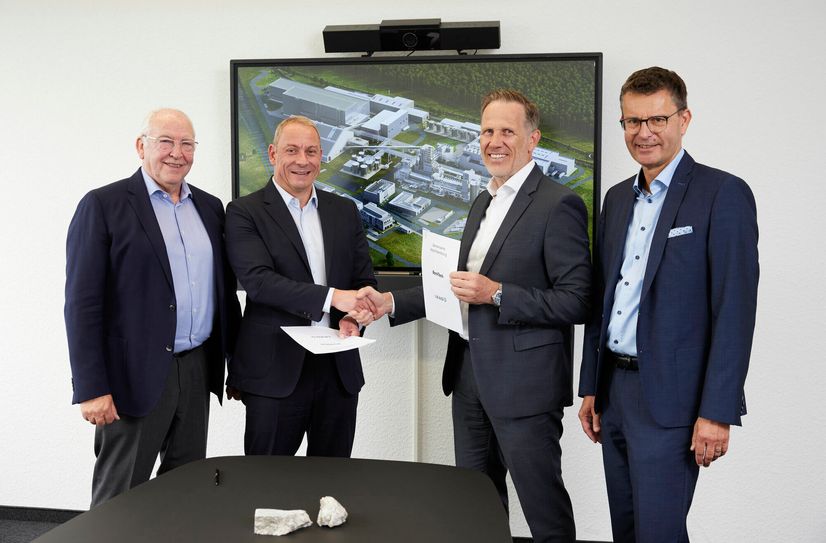 Klaus Schmitz, Chief Operating Officer, Dirk Harbecke, Chairman und Chief Executive Officer von Rock Tech Lithium, der LEAG-Vorstandsvorsitzende Thorsten Kramer und LEAG-Finanzvorstand Dr. Markus Binder (v.l.n.r.) unterzeichneten die Absichtserklärung zur gemeinsamen Entwicklung des Lithium-Standortes Guben.