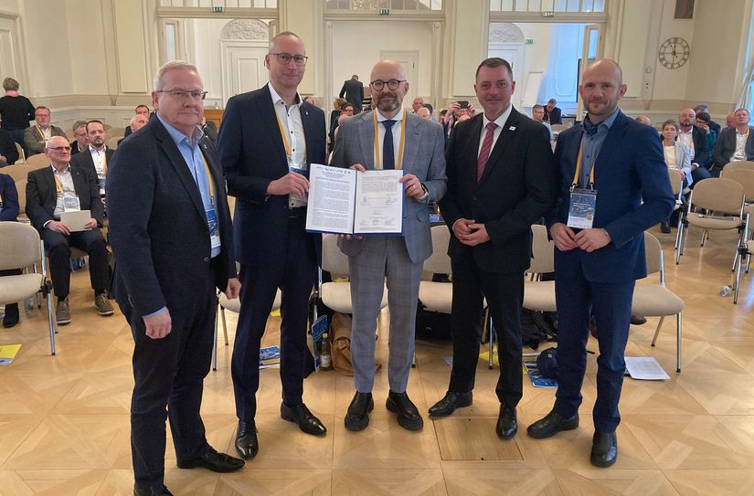 Die beiden Oberbürgermeister Torsten Ruban-Zeh (Hoyerswerda, l.) und Karsten Vogt (Bautzen, 2.v.l.) sowie die beiden Landräte Udo Witschas (2.v.r.) und Dr. Stephan Meyer (r.) übergeben ein Positionspapier an Staatssekretär Thomas Kralinski.