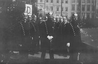 Seltene Aufnahme von König Friedrich August III. (Mitte) in Gardeuniform bei der Grundsteinlegung des Neuen Rathauses.