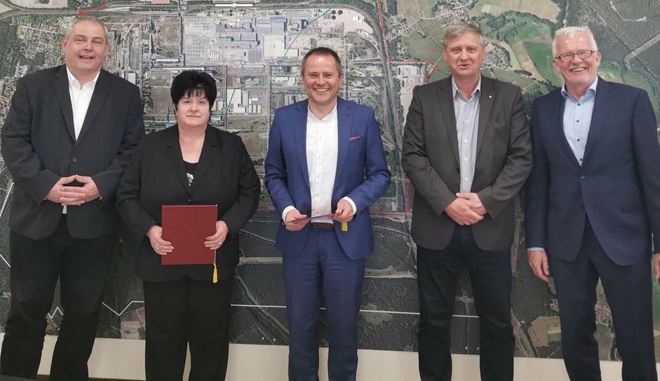 V.l.: Roland Peine, Technischer Geschäftsführer der ASG, Petra Axel, Kaufmännische Geschäftsführerin der ASG, Marten Eger, Technischer Geschäftsführer der LWG, Karsten Horn, Projektleiter Strukturwandel bei der LWG und Jens Meier-Klodt, Kaufmännischer Geschäftsführer der LWG nach der Unterzeichnung der Kooperationsvereinbarung
