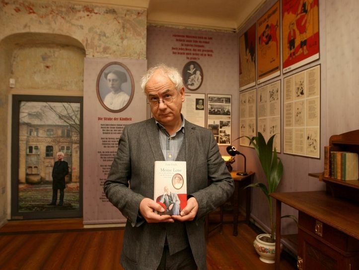 Tom Pauls verneigt sich mit der Autobiografie, der er zusammen mit Peter Ufer schrieb, vor der Künstlerin Lene Voigt. Foto: Daniel Förster