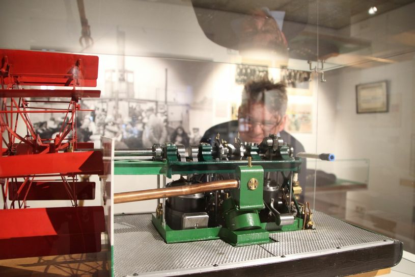 Falk Hering, Dampfmaschinist auf der Diesbar und Mitglied der Projektgruppe für die Ausstellung, vor einem Dampfmaschinen-Modell. Foto: Schramm