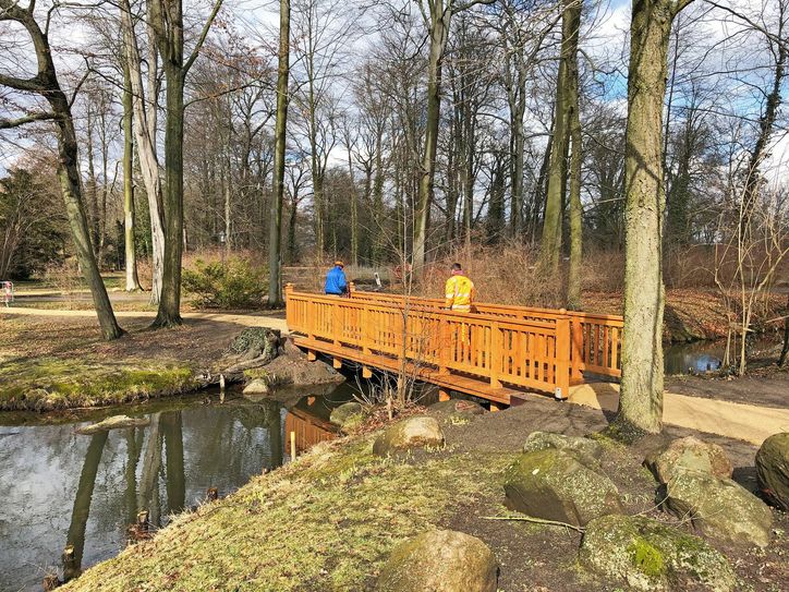 Die wiederhergestellte Lindenbrücke im Rehgarten des Branitzer Parks. Foto: © SFPM/Claudius Wecke