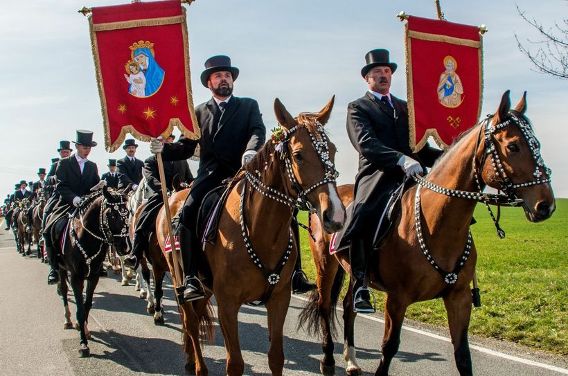 Das Osterreiten gehört in der Oberlausitz seit mehr als fünf Jahrhunderten zur Tradition. Am Ostersonntag tragen die Reiter die Botschaft von der Auferstehung Christi in ihre Nachbarpfarrei. Foto: Rico Löb auf Pixabay