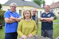 Ein Teil des Organisations-Team steht am Ort des Geschehens: Im Ortszentrum, vor der Turnhalle, sollen die Feierlichkeiten stattfinden.