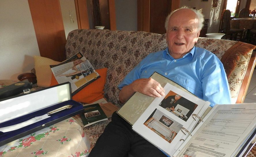 Prof. Dr. Kurt Merker hat sämtliche Dokumente zum Bau des Riesenstollens aufbewahrt. Nach seinem Prinzip wird der Striezel noch heute hergestellt. Foto: Pönisch