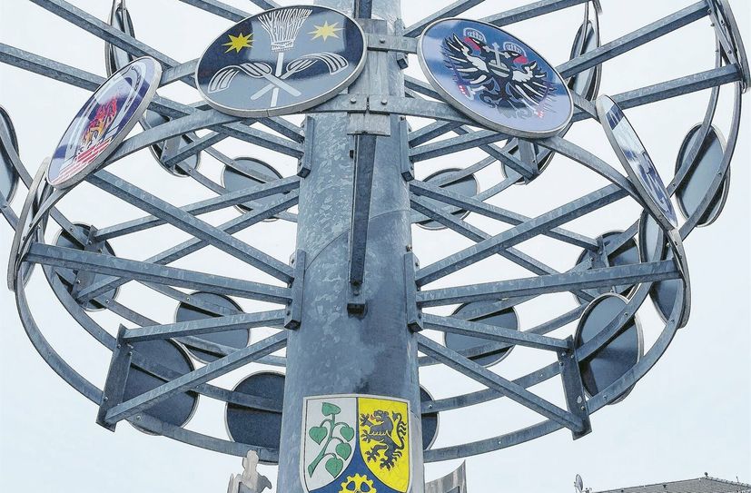 Bürgermeisterin Kerstin Köhler und HGV-Chef Kurt Hähnichen am Zunftbaum auf dem Rathausplatz in Riesa.