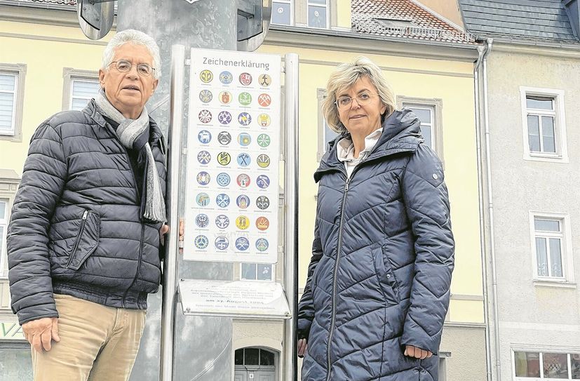 Bürgermeisterin Kerstin Köhler und HGV-Chef Kurt Hähnichen am Zunftbaum auf dem Rathausplatz in Riesa.