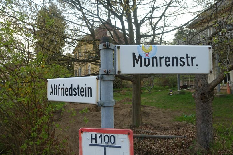 Die Mohrenstraße in Radebeul. Manche stören sich an diesem Namen, andere nicht. Auch für das benachbarte Mohrenhaus wurde eine Umbenennung vorgeschlagen. Nun finden zwei Bürgergespräche dazu statt. Foto: Schramm