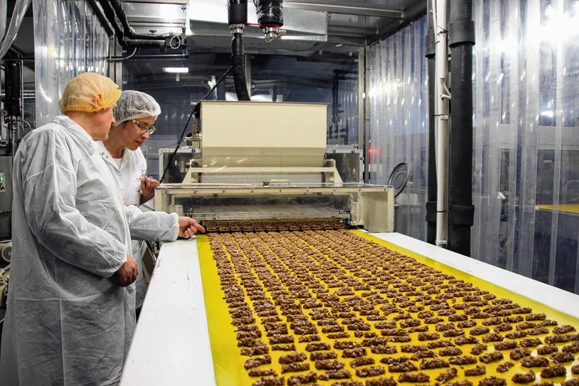 Gebäck am laufenden Band: Wie die Confiserie Mellinia in Großröhrsdorf produziert, konnten sich die Unternehmer aus dem Rödertal kürzlich live anschauen. Foto: pm