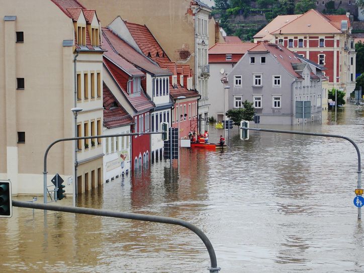 Symbolbild. Vereinzelte Gebiete in Nordrhein-Westfalen und Rheinland-Pfalz sind von der Außenwelt abgeschnitten. Die Rettungskräfte kommen nur sehr schwer in die betroffenen Gebiete. Foto: pixabay