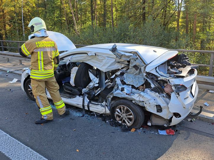 Der weiße Hyundai wurde bei dem Zusammenstoß komplett zerstört.