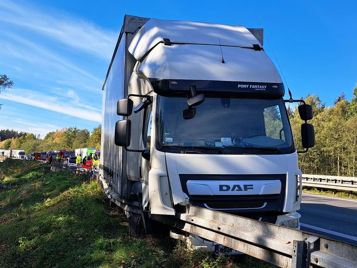 Die Leitplanke konnte den LKW stoppen.