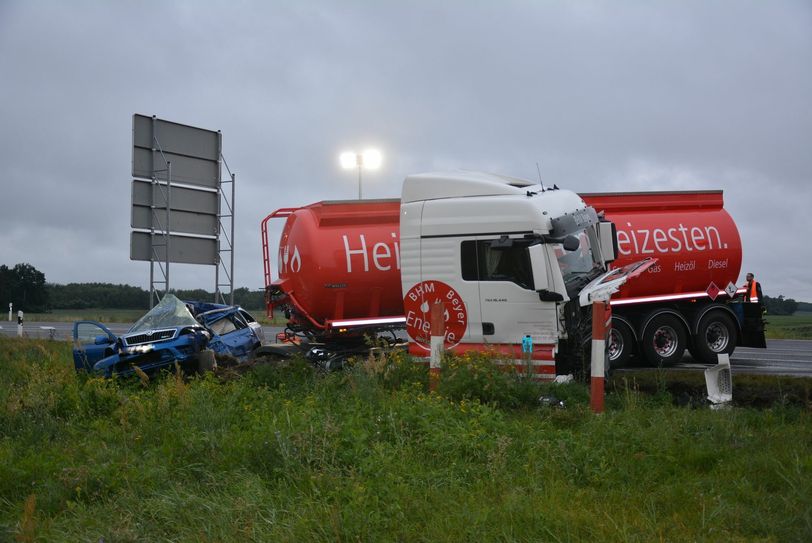 Im Kreuzungsbereich der Bundesstraßen 97 und 156 waren ein PKW SKODA und ein LKW MAN zusammengestoßen. Foto: Detlef Bogott