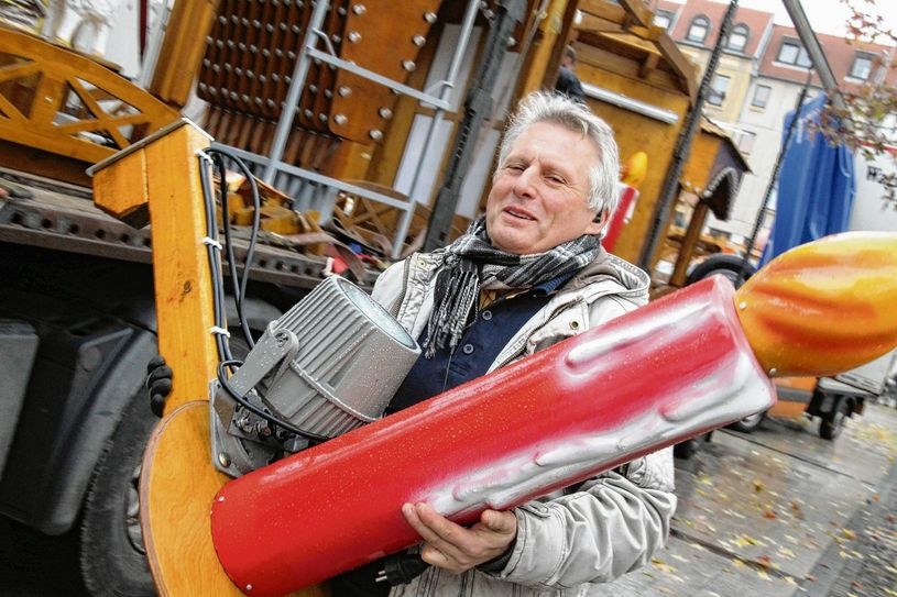 Extra für den Cottbuser Weihnachtsmarkt hat Schausteller Frank Bereit die 14 Meter hohe Pyramide angeschafft. Aus der wird Glühwein ausgeschenkt. Der 59-Jährige packte jetzt beim Aufbau selbst mit an. Foto: jho