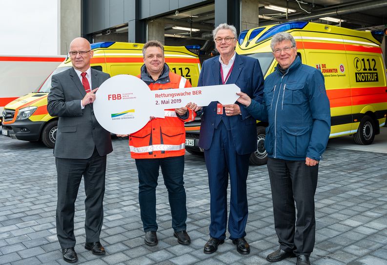 Nehmen die neue BER-Rettungswache in Betrieb (vo.li.na.re.): Landrat Stephan Loge, Johanniter-Regionalvorstand Andreas Berger-Winkler, Flughafen-Geschäftsführer Dr. Manfred Bobke-von Camen und Schönefelds Bürgermeisters Dr. Udo Haase bei der Inbetriebnahme der neuen BER-Rettungswache. Foto: Günter Wicker/FBB/LDS