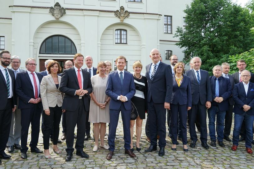 Die Landesregierungen aus Brandenburg und Sachsen trafen sich am Dienstag in Hoyerswerda. Bei Gesprächen im Schloss Hoyerswerda ging es um konkrete Projekte, die den Strukturwandel in der Lausitz voranbringen sollen. (Fotos: Sächsische Staatskanzlei)