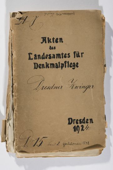 Die langjährigen Restaurierungen am »Dresdner Zwinger« haben an den Akten Spuren hinterlassen: das stark säurehaltige Papier zeigt Verfärbungen, Brüche und Einbandschäden, 2021, Quelle: Landesamt für Denkmalpflege Sachsen, Sven Köhler