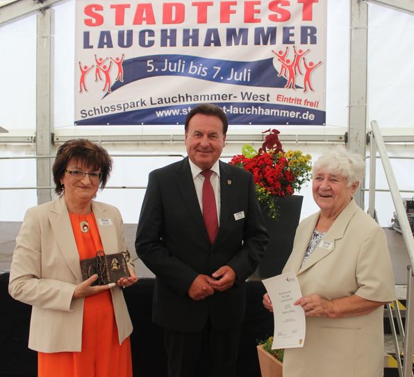 Bürgermeister Roland Pohlenz mit den Preisträgern Carola Werner (li.) und Ingeborg Mittag (re.) Foto: Stadt Lauchhammer
