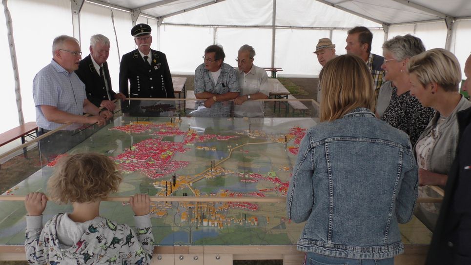 Das Stadtmodell erregte großes Interesse bei den Besuchern. Foto: Stadt Lauchhammer