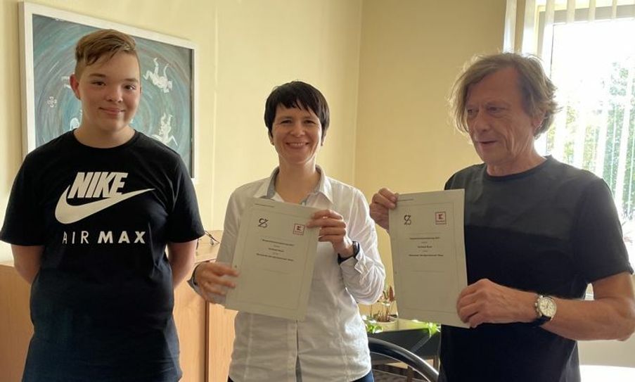 Der Kooperationsvertrag ist unterschrieben: Marcel Rummler, Schüler der Klasse 8, Cornelia Hache, Hausleiterin des Kaufland Riesa, und Beratungslehrer Ronald Wilczek (v.l.). Foto: pm