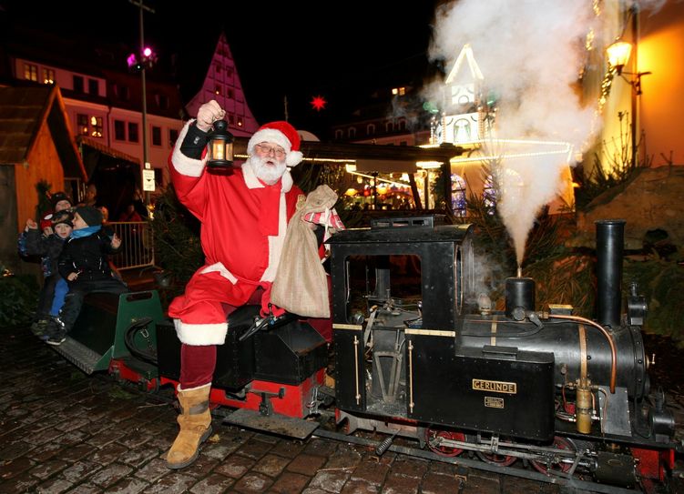 Weihnachtsmann Ekkehart Garten lädt auch weiter  mit „Gerlinde“  zu einer Fahrt ein.  Foto: D. Förster