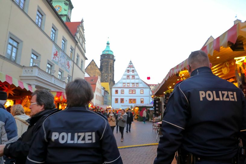 Erhöhte Polizeipräsenz auch auf dem Canalettomarkt in Pirna. Foto: M. Förster