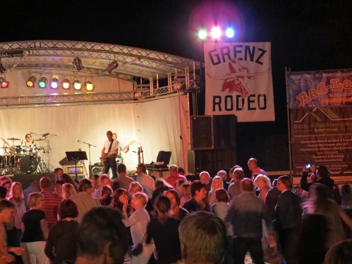 Das Grenz Rodeo, hier ein Bild aus dem Vergangenen Jahr, verdankt seinem Namen der Nähe des Veranstaltungsortes zu Tschechien und der Tatsache, dass die Konzerte auf einem Reiterplatz stattfinden. Foto: Verein