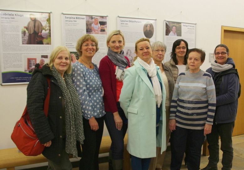 Sieben der starken Frauen, die in der Ausstellung einen Einblick in ihren Alltag geben, waren zur Ausstellungseröffnung ins Rathaus gekommen.           Foto: Farrar
