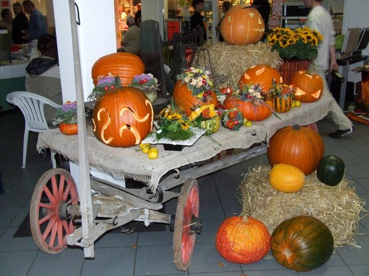 Stimmungsvolle Herbstdekorationen erwarten die Besucher in den Gassen der Altstadt. Foto: Wo