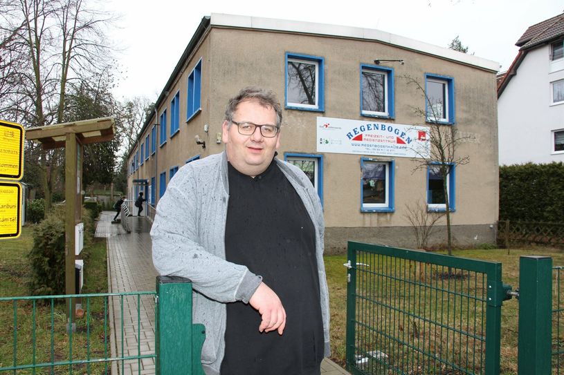 Sozialarbeiter Giudo Schieritz steht vor dem Freizeit- und Medienzentrum »Regenbogen« in Bad Liebenwerda. Hier soll zukünftig ein Generationenzentrum der Kurstadtregion Elbe-Elster entstehen.