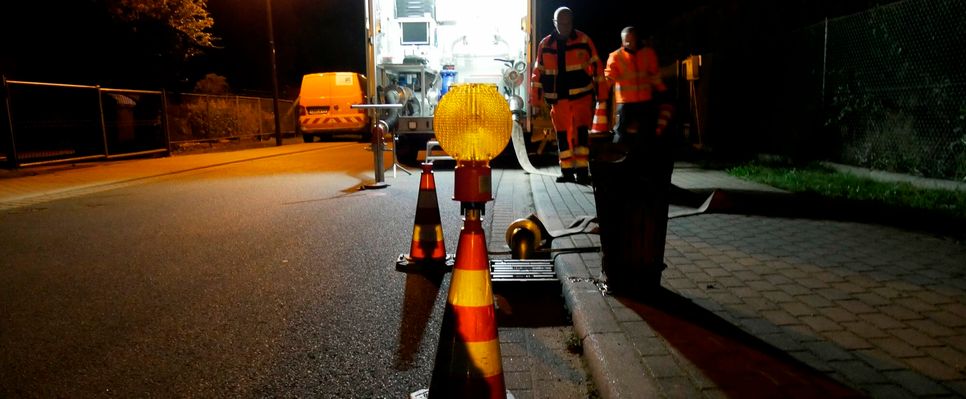 Um die Auswirkungen für die Kunden so gering wie möglich zu halten, werden die Trinkwasserleitungen nur nachts gespült.