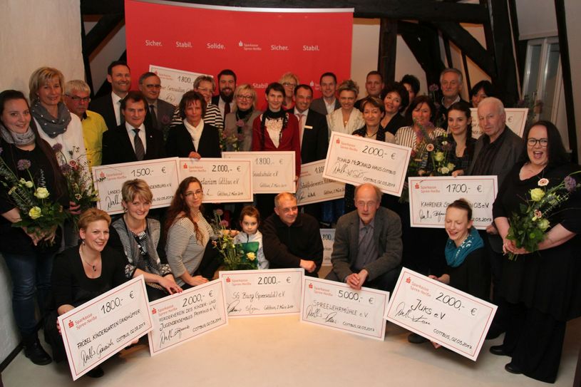 16 Vereine aus Cottbus und Umgebung konnten sich freuen: Sie erhielten am Donnerstagabend Schecks in Höhe von 1.500 bis 5.000 Euro von der Sparkasse Spree-Neiße. Foto: jho