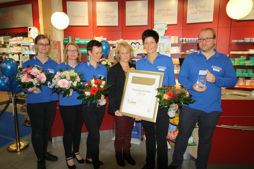 Julia Bräutigam, Nadine Löcher, Sandra Eckert, Karin M. Götz (Belsana), Kerstin Thierfelder (Inhaberin Thierfelder Apotheken) und Daniel Kölling (v.l.) bei der Übergabe der Auszeichnung. Foto: H. Stieler-Töpper