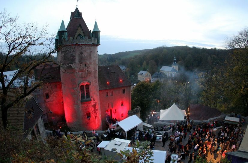 Zur Adventszeit wird die Fassade von Schloss Kuckuckstein rot angestrahlt.