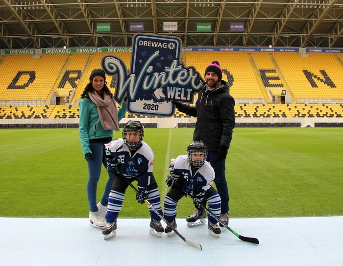 Skadi Richter (Eiskunstläuferin), Florian Scheib (Trainer Eissportclub Dresden) sowie Simeon (li.) und Oskar (9 und 7 Jahre alt), die seit ihrem 3. Lebensjahren dem Nachwuchsverein angehören, freuen sich schon auf eine Trainingseinheit im Stadion. Foto: Büttner