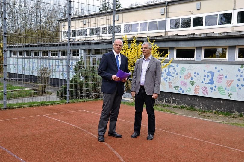 OB Mike Ruckh (li.) im Gespräch mit Schulleiter Jörg Hubert vor der alten Turnhalle. Foto: SV