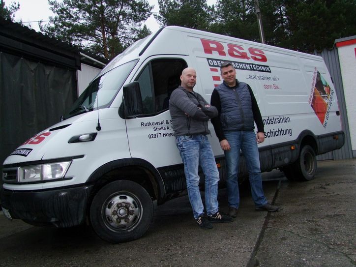 Mit diesem 15 Jahre alten Kleintransporter, der rund 300.000 Kilometer auf dem Buckel hat, wollen Enrico Rutkowski (li.) und Stefan Fichert an der Rallye teilnehmen. Es fehlt noch Andreas Metan, der in Ingolstadt lebt und arbeitet. Derzeit wird das Fahrzeug für den Trip fitgemacht und zu einer Art Wohnmobil umgebaut. Foto: rk