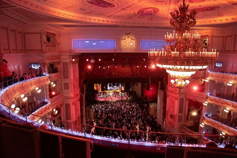 Bis Samstagfrüh 5 Uhr wurde im Hauptsaal der Semperoper getanzt. Foto: D. Förster