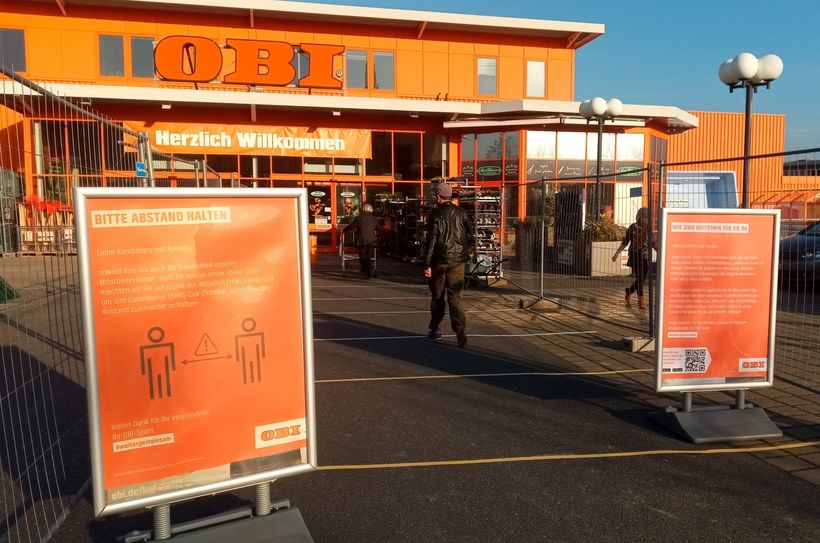 Gestern in Meißen: Ein Eingangsschleuse ist bereits vorbereitet, damit ab Wochenende nur noch eine begrenzte Zahl von Kunden gleichzeitig im OBI Baumarkt einkaufen darf. Alle anderen müssen davor warten. Foto: Pönisch