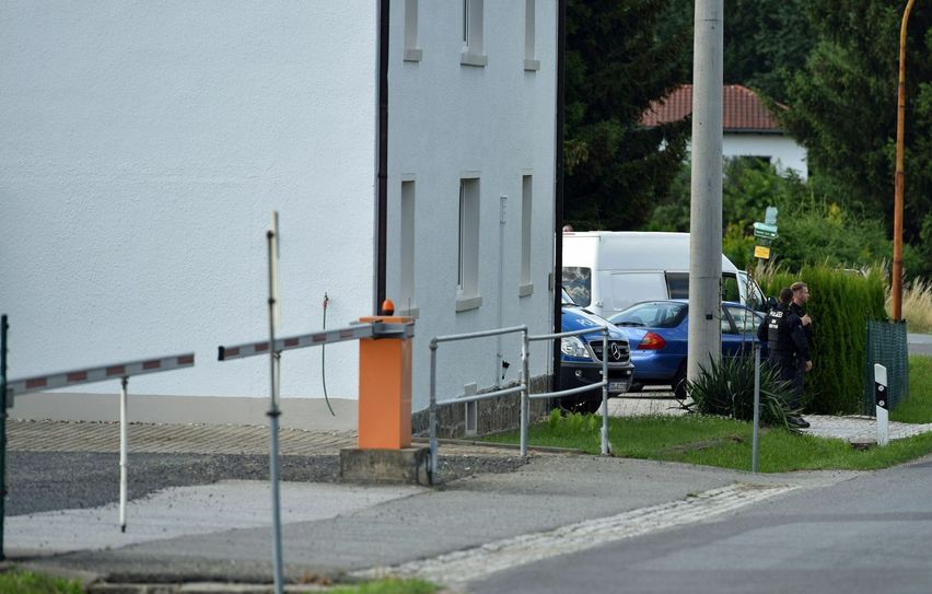 Noch immer sitzt der Schock über das tragische Unglück auf der A9, bei dem am Montagmorgen ein Reisebus auf der A9 verunfallte, in Flammen aufging und bei dem mindestens 18 Menschen ums Leben kamen, tief. Auch in Löbau, der Stadt, in der das betroffene Reiseunternehmen ansässig ist. Dort ging am Montag keiner mehr ans Telefon, die Homepage des Unternehmens war zwischenzeitlich auch vom Netz. Die Polizei war vor Ort und riegelte das Gelände völlig ab. Das Reisebüro musste nach dem Mittag geschlossen werden. (Lausitznews)
