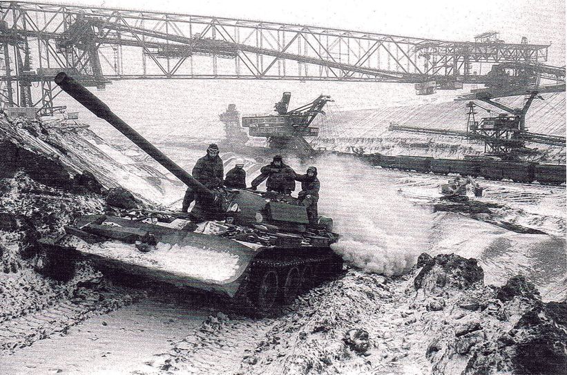 Tagebau Jänschwalde am 3. Januar 1979, NVA-Technik im Einsatz. Foto: Erich Schutt
