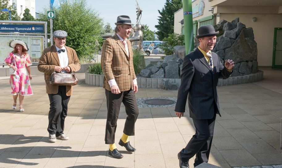 Die Olsenbande im Anmarsch ins Spreewelten Bad. Foto: Spreewelten GmbH