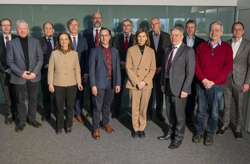 Die Gründungsmitglieder des Lausitz Science Networks am 14. Dezember 2022 an der BTU Cottbus-Senftenberg. (v.l.n.r.): Michael Hübner (BTU), Thomas Büsse (IAP), Günther Tränkle (FBH), Karin-Irene Eiermann (FBH), Mario Ragwitz (EIG), Lars Enghardt (DLR), Harald Schenk (IPMS), Andreas Peter (DLR), Gesine Grande (BTU), Uwe Riedel (DLR), Gerhard Kahmen (IHP), Bernd Wenzel (KEI), Harry Lehmann (PtX), Andreas Otto (BBSR)