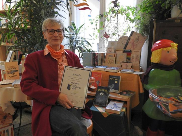 Annaluise Erler mit der Urkunde für den Buchhandlungspreis im vorigen Jahr. Ihre Buchhandlung ist für jeden Literatur- und Kunstfreund eine wahre Fundgrube.  Foto: Wo