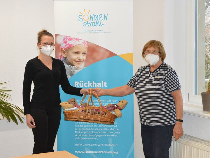 Christa Stosch (re.) bei der Übergabe ihrer Spende an den Sonnenstrahl e.V.