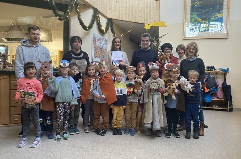 Die Kita »Amalie-Schmieder-Haus« hat erneut das Zertifikat »Biosphären-Kindertagesstätte« erhalten (vo.li.na.re.): Erzieher Niclas Bieling, Erzieherin Heike Niepraschk, Kitaleitung Kerstin Löben, Leiter des Biosphärenreservat Spreewald Eugen Nowak, Umweltpädagogin Annett Schäfer, Pfarrerin Ulrike Garve, Erziehern Andrea Frenzel und im Vordergrund die »Umweltfüchse«.