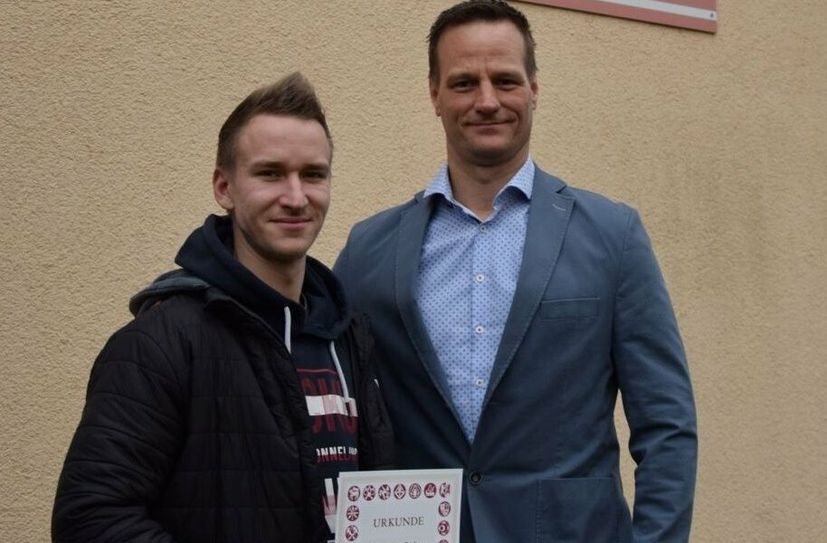 Estrichleger Maximilian Richter hat sich die Silbermedaille im Bundeswettbewerb erkämpft. Geschäftsführer Bert Orbanz fördert die weitere Karriere seines talentierten Mitarbeiters.