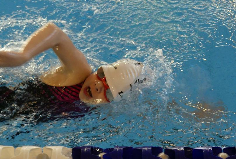 Die achtjährige Lilly Klatzek kämpft sich zum ersten Mal über 200 Meter Freistil. Foto: Sportclub Riesa e.V.