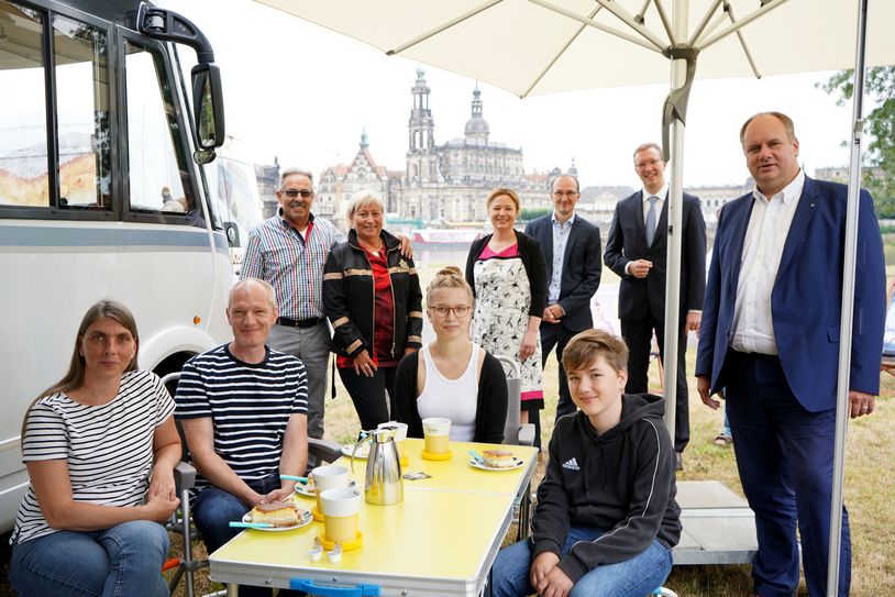 Gewinnerfamilie Oldenburg aus Borkum und  Ehepaar Graf aus Hürth reisten gestern (15.7.) an und genießen den Standort am Elbsegler noch bis 17. Juli.